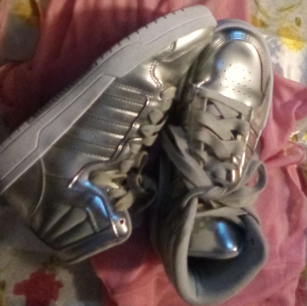 Women's Adidas silver tenna shoes.